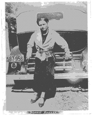 Fotografía de Bonnie Parker apoyada en un coche.